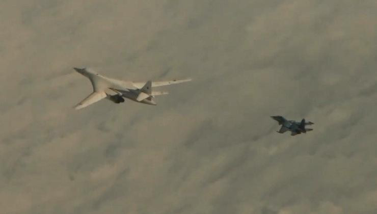 Su-30SM hộ tống máy bay ném bom chiến lược Tu-160 của Nga (Ảnh: MW) Su-30SM hộ tống máy bay ném bom chiến lược Tu-160 của Nga (Ảnh: MW)