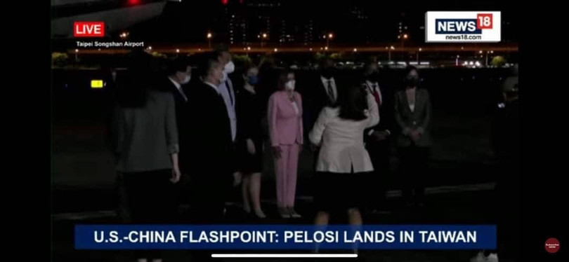 Hình ảnh đón tiếp bà Nancy Pelosi tại sân bay Songshan (Ảnh: News18)