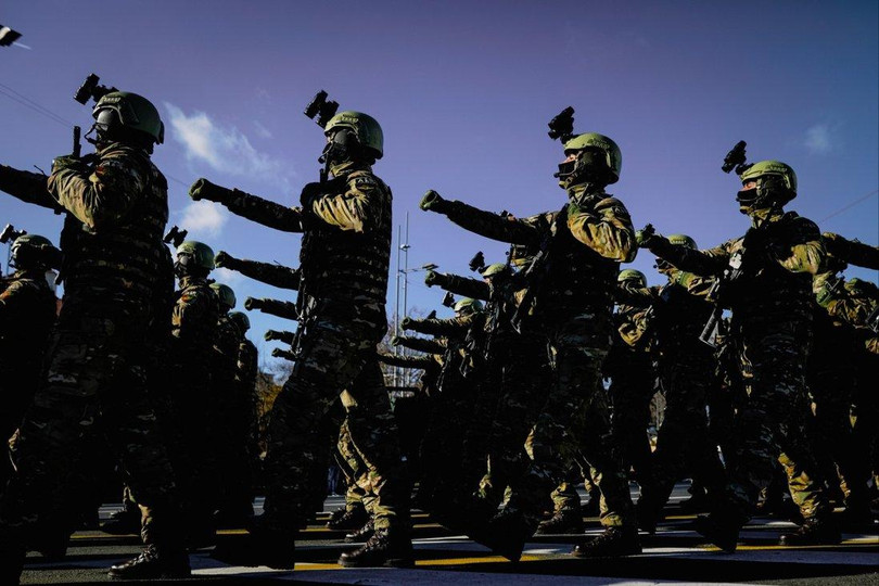 Binh sĩ thuộc lực lượng đặc nhiệm của Romania. Nước này đang có kế hoạch mua thêm xe thiết giáp, chiến đấu cơ và tàu ngầm (Ảnh: Shutterstock) Binh sĩ thuộc lực lượng đặc nhiệm của Romania. Nước này đang có kế hoạch mua thêm xe thiết giáp, chiến đấu cơ và tàu ngầm (Ảnh: Shutterstock)