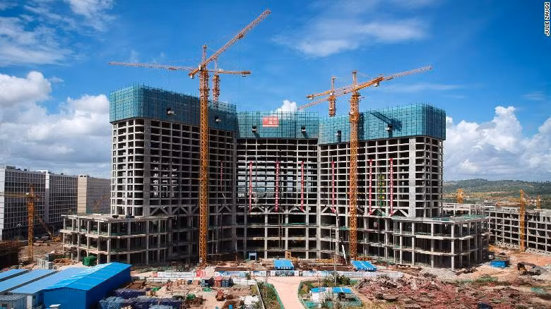 Hàng loạt khu phức hợp, nhà hàng khách sạn, sòng bạc nổi lên ở Sihanoukville. (Ảnh: CNN) Hàng loạt khu phức hợp, nhà hàng khách sạn, sòng bạc nổi lên ở Sihanoukville. (Ảnh: CNN)