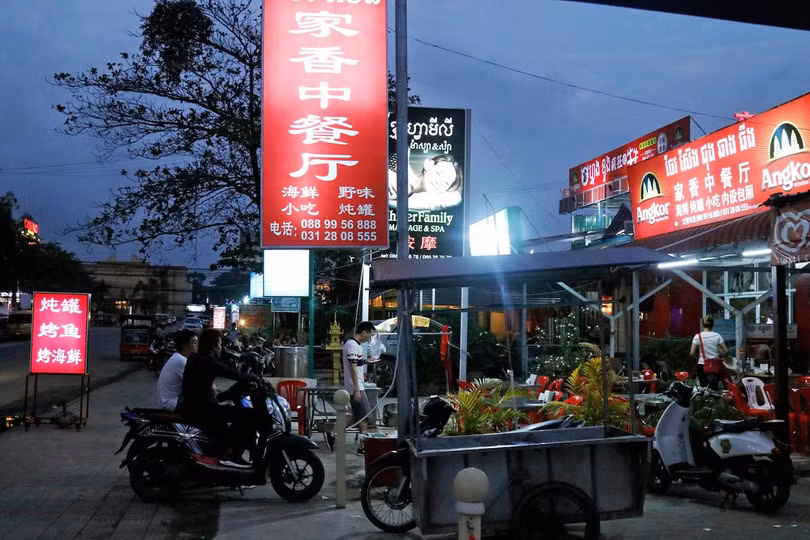 Một dãy cửa hiệu có biển hiệu bằng tiếng Trung, được vận hành bởi người Trung Quốc ở Sihanoukville (Ảnh: Kyodo News) Một dãy cửa hiệu có biển hiệu bằng tiếng Trung, được vận hành bởi người Trung Quốc ở Sihanoukville (Ảnh: Kyodo News)