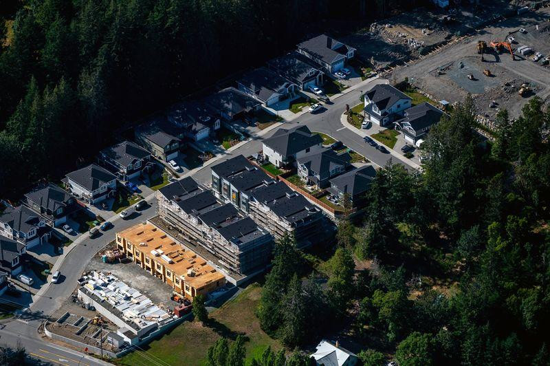 Những ngôi nhà có sẵn và đang được xây tại Langford, British Columbia, Canada (Ảnh: Bloomberg)