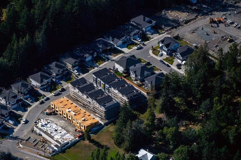 Những ngôi nhà có sẵn và đang được xây tại Langford, British Columbia, Canada (Ảnh: Bloomberg)