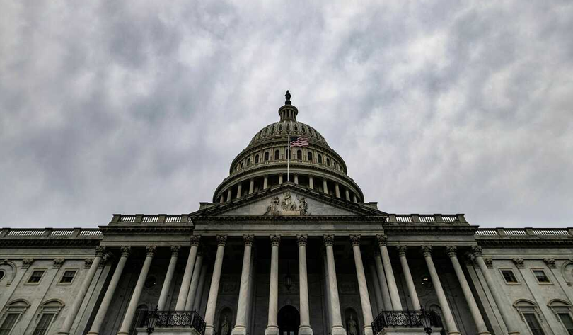 Mỹ bị hạ triển vọng tín dụng do rủi ro về sức mạnh tài chính và sự phân cực chính trị (Ảnh: NPR)