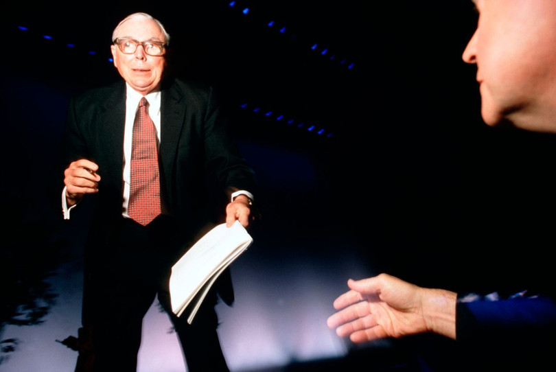 Charlie Munger tại cuộc họp cổ đông của Berkshire Hathaway năm 1997 (Ảnh: Getty)