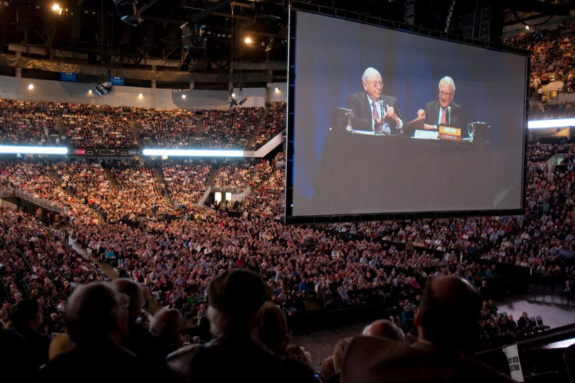 Charlie Munger, trái, và Warren Buffett được chiếu trên màn hình lớn tại cuộc họp cổ đông thường niên của Berkshire Hathaway năm 2009 (Ảnh: AP)