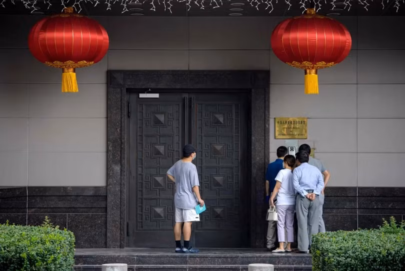 Một số người tìm đến lãnh sự quán Trung Quốc ở Houston, Texas sau khi nó bị đóng cửa (Ảnh: AFP)