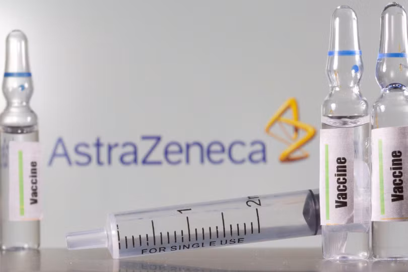 Vaccine do AstraZeneca/Oxford sản xuất bị nhiều nước tạm ngừng sử dụng do lo ngại về tác dụng phụ nghiêm trọng (Ảnh: CNBC)