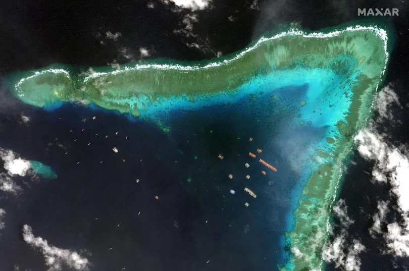 Ảnh vệ tinh cho thấy nhiều tàu Trung Quốc đang hoạt động ở bãi Ba Đầu (Ảnh: Maxar)