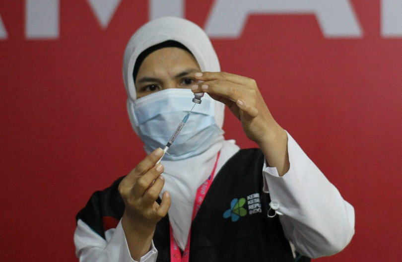 Một nhân viên y tế Indonesia đang chuẩn bị mũi tiêm vaccine COVID-19 của Sinovac (Ảnh: AsiaTimes)