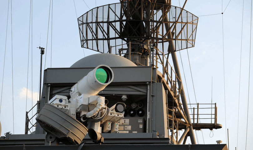 Một hệ thống vũ khí laser được lắp đặt thử nghiệm trên tàu USS Ponce của Mỹ (Ảnh: US Navy)