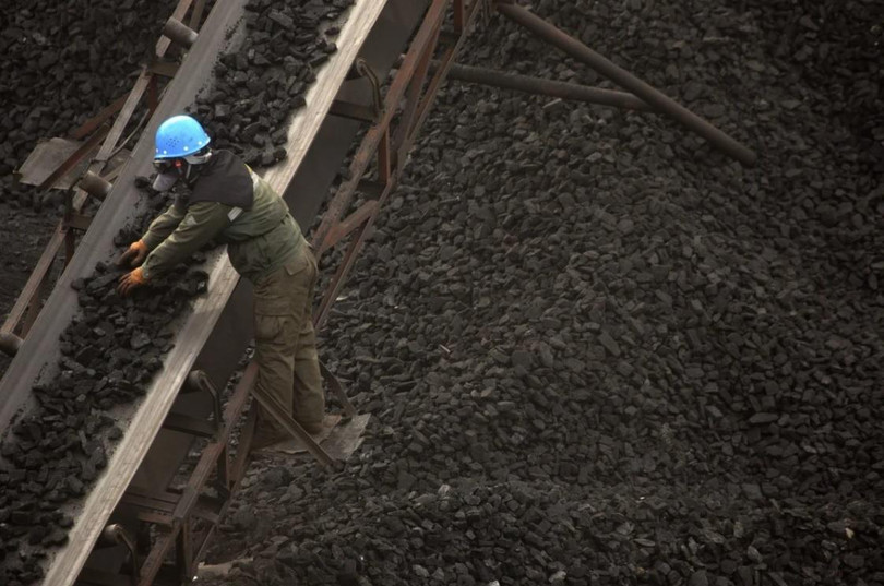 Năm ngoái, thu nhập trung bình mỗi tháng của các công nhân "phổi đen" của Trung Quốc chỉ là 393 NDT (61 USD) (Ảnh: AP) Năm ngoái, thu nhập trung bình mỗi tháng của các công nhân "phổi đen" của Trung Quốc chỉ là 393 NDT (61 USD) (Ảnh: AP)