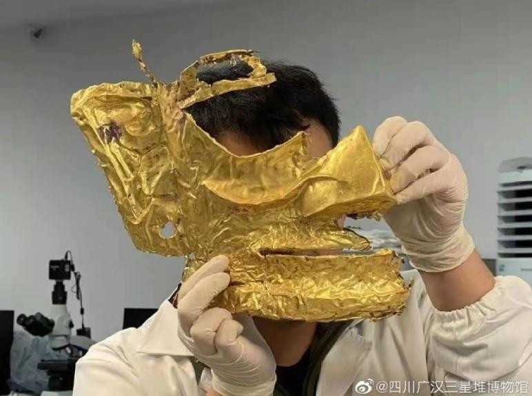 Chiếc mặt nạ vàng được khai quật ở Tam Tinh Đôi (Ảnh: SCMP) Chiếc mặt nạ vàng được khai quật ở Tam Tinh Đôi (Ảnh: SCMP)