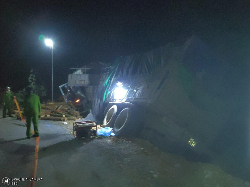 Hiện trường vụ tai nạn giao thông nghiêm trọng