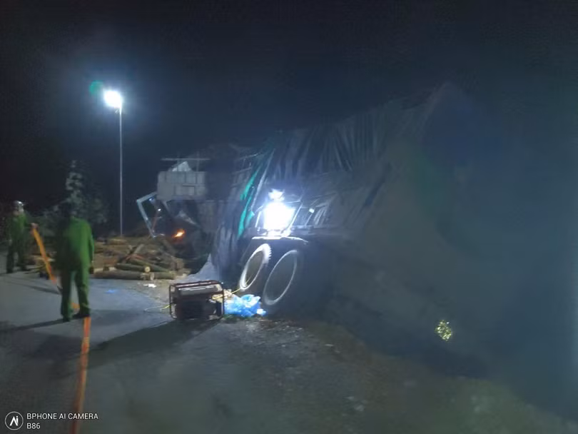 Hiện trường vụ tai nạn giao thông nghiêm trọng