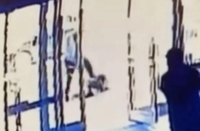 Hình ảnh vụ tấn công cắt từ clip (Ảnh: Handout)