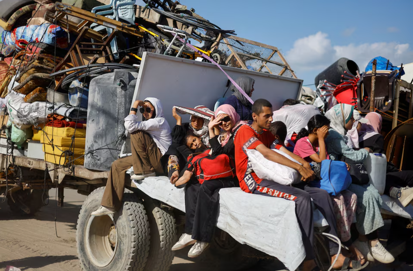 Người dân Palestine di tản, chạy trốn khỏi miền bắc Gaza do một chiến dịch quân sự của Israel, sau khi lực lượng Israel ra lệnh cho cư dân Thành phố Gaza di tản về phía nam, ở trung tâm Dải Gaza, ngày 21/9. Ảnh: Reuters.