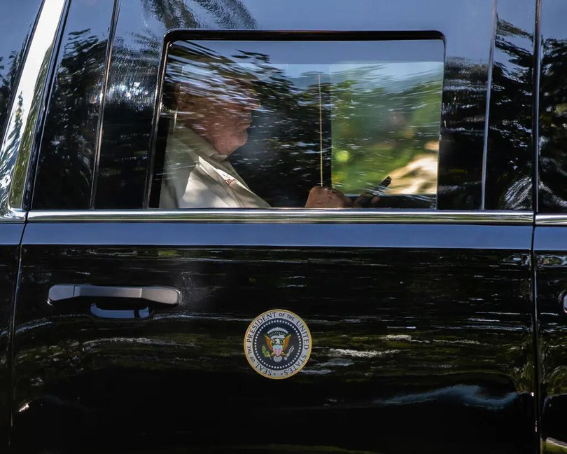 Tổng thống Mỹ Donald Trump đang nhìn vào điện thoại di động khi rời khỏi câu lạc bộ golf ở Virginia vào trong hôm 31/8. Ảnh: NYTimes.