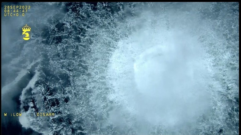 Rò rỉ khí đốt từ đường ống Nord Stream ở Biển Baltic vào ngày 30/9/2022. Ảnh: Anadolu.