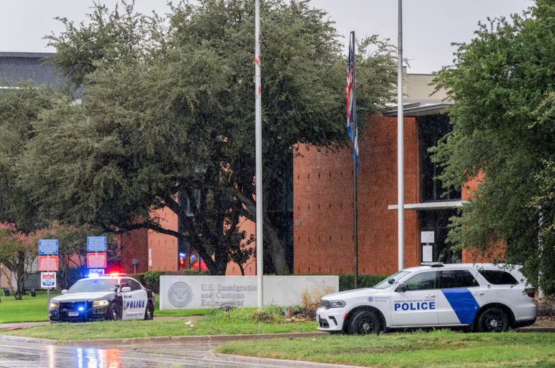 Lực lượng thực thi pháp luật có mặt tại hiện trường vụ xả súng ở văn phòng Cơ quan Thực thi Di trú và Hải quan (ICE) tại Dallas, Texas, Mỹ ngày 24/9. Ảnh: Reuters.
