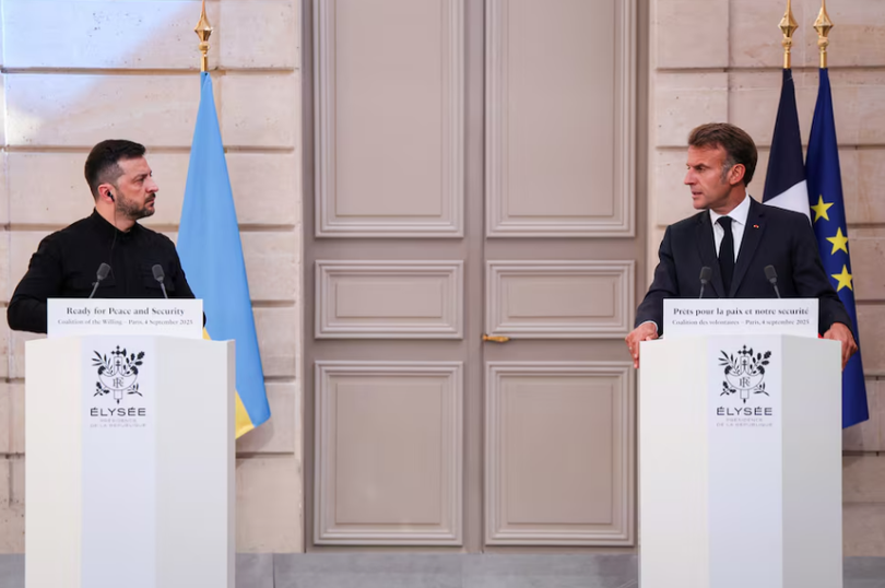 Tổng thống Ukraine Volodymyr Zelensky (trái) và Tổng thống Pháp Emmanuel Macron phát biểu trong buổi họp báo sau Hội nghị thượng đỉnh Liên minh sẵn sàng, tại Điện Elysee, Paris, Pháp vào ngày 4/9. Ảnh: Reuters.