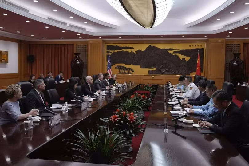 Bộ trưởng Quốc phòng Trung Quốc Đổng Quân gặp gỡ các thành viên Quốc hội Mỹ trong hôm đầu tuần. Ảnh: EPA