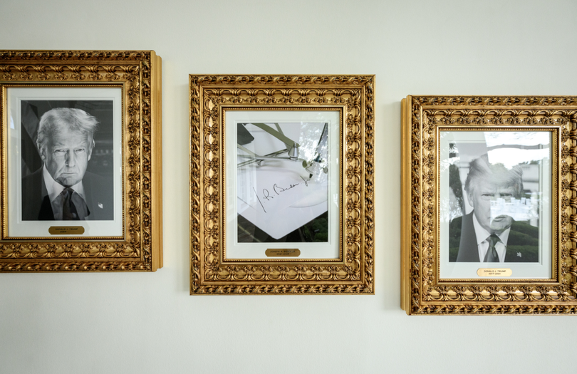 Chân dung ông Joe Biden được thay thế bằng ảnh một chiếc bút ký tự động. Ảnh: X/Nhà Trắng.