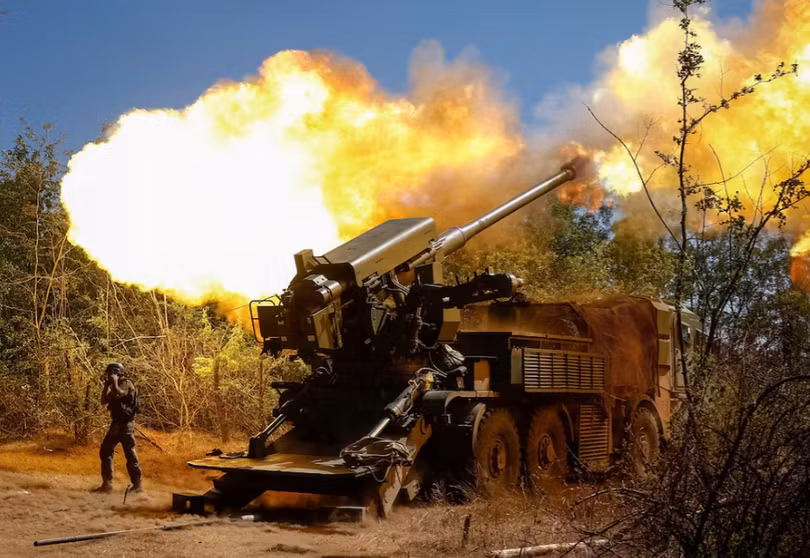 Một quân nhân thuộc Lữ đoàn Pháo binh Độc lập số 44 của Lực lượng Vũ trang Ukraine bắn pháo tự hành 2S22 Bohdana về phía quân đội Nga gần tiền tuyến, trong bối cảnh Nga tấn công Ukraine, tại khu vực Zaporizhzhia, Ukraine ngày 20/8. Ảnh: Reuters.