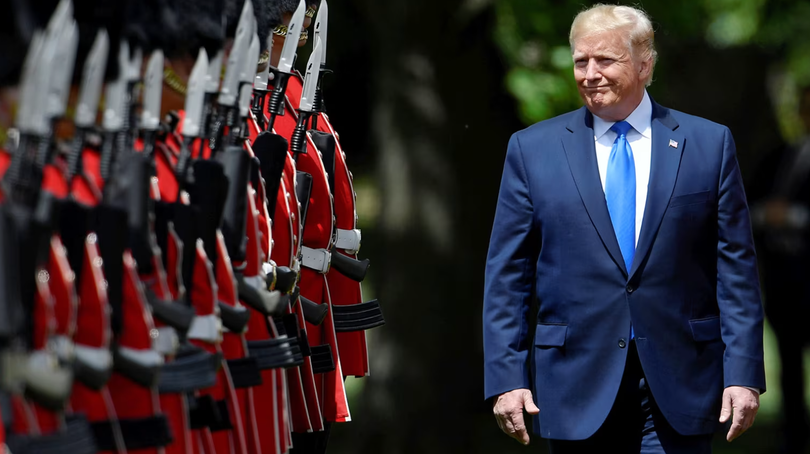 Tổng thống Donald Trump duyệt đội danh dự tại Cung điện Buckingham trong chuyến thăm chính thức cấp nhà nước cuối cùng của ông tới Vương quốc Anh vào năm 2019. Ảnh: Getty.
