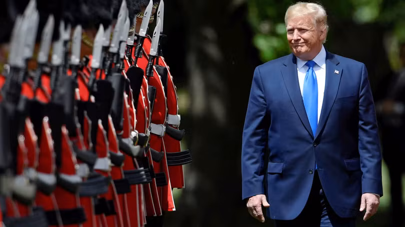 Tổng thống Donald Trump duyệt đội danh dự tại Cung điện Buckingham trong chuyến thăm chính thức cấp nhà nước cuối cùng của ông tới Vương quốc Anh vào năm 2019. Ảnh: Getty.