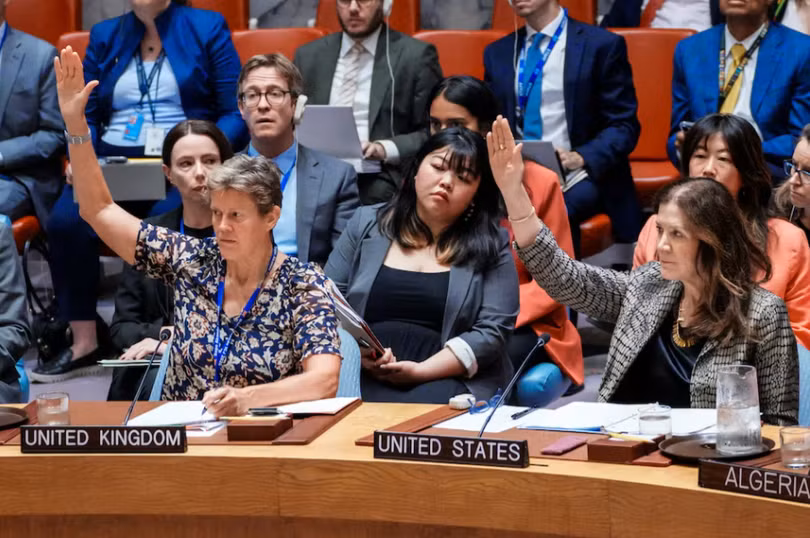 Các thành viên Hội đồng Bảo an LHQ bỏ phiếu chống lại nghị quyết dỡ bỏ vĩnh viễn các lệnh trừng phạt đối với Iran hôm 19/9. Ảnh: Reuters.