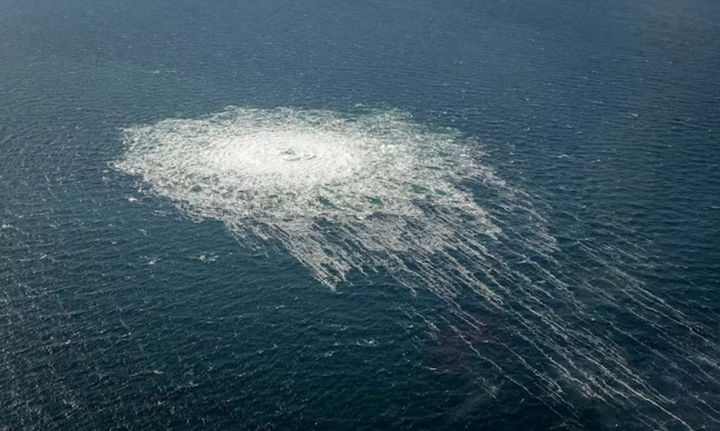 Các bong bóng khí từ vụ rò rỉ đường ống Nord Stream 2 trên bề mặt Biển Baltic trong khu vực có đường kính hơn 1 km gần Bornholm, Đan Mạch, ngày 27/9/2022. Ảnh: Reuters.