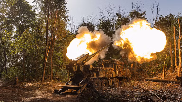 Pháo binh Ukraine khai hỏa từ vị trí của họ ở tiền tuyến với Nga vào ngày 31/8. Ảnh: Getty.