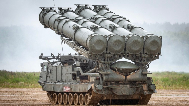 Bệ phóng tên lửa thuộc hệ thống S-300VM. Ảnh: MW.