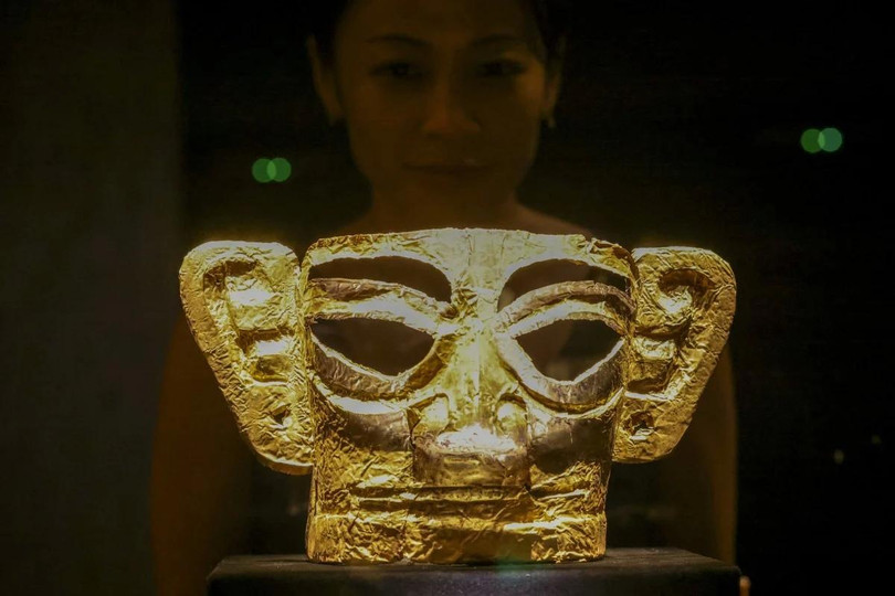 Được phát hiện vào cuối những năm 1920 và được khai quật rộng rãi kể từ những năm 1980, di chỉ Tam Tinh Đôi đã tìm thấy hơn 17.000 hiện vật, bao gồm nhiều mặt nạ bằng đồng với các đặc điểm khuôn mặt được phóng đại. Ảnh: SCMP.