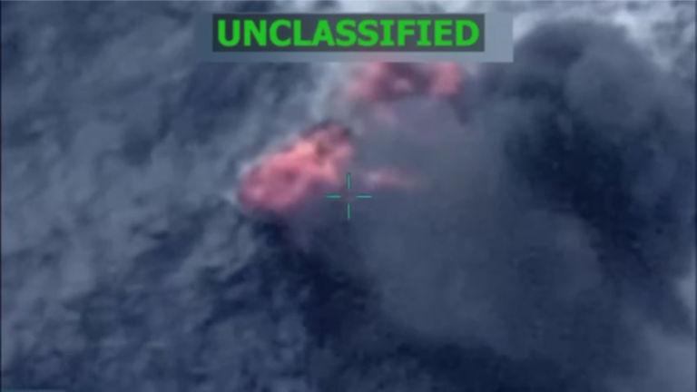 Ảnh chụp màn hình từ một video được đăng trên tài khoản Truth Social của Tổng thống Mỹ Donald Trump cho thấy cuộc tấn công vào con tàu. Ảnh: Truth Social.