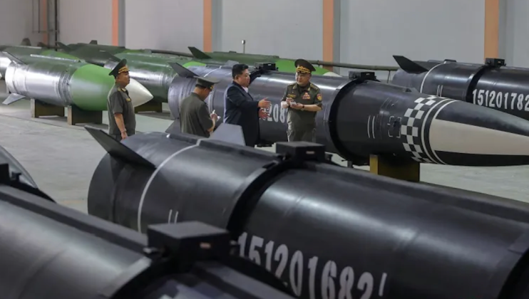 Tên lửa KN-24 tại nhà máy tên lửa mới của Triều Tiên. Ảnh: MW.