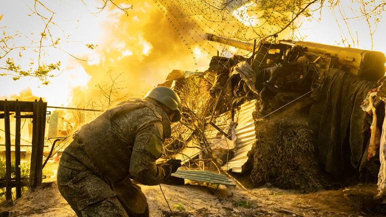 Một khẩu pháo tự hành 2S5 Giatsint-S của Nga khai hỏa gần thành phố Pokrovsk. Ảnh: Sputnik.