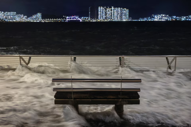 Siêu bão Ragasa tàn phá Hong Kong, 700 chuyến bay bị hủy 3.png