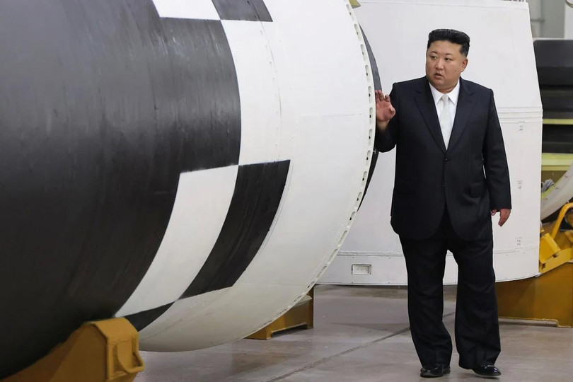 Chủ tịch Triều Tiên Kim Jong-un thị sát một địa điểm chưa được tiết lộ ở Triều Tiên. Ông Kim đã đến thăm một viện nghiên cứu phát triển ICBM vào hôm Chủ nhật tuần trước. Ảnh: KCNA.