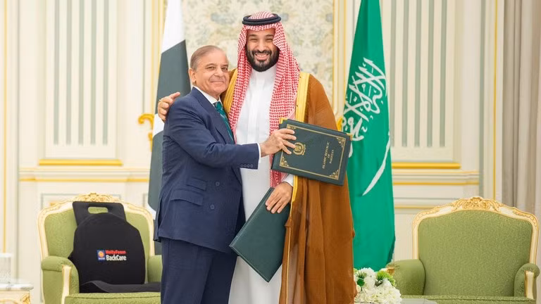 Thái tử Arab Saudi Mohammed bin Salman và Thủ tướng Pakistan Shehbaz Sharif gặp nhau tại Riyadh. Ảnh: RT.