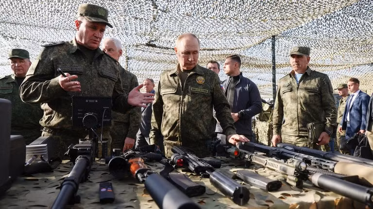 Tổng thống Nga Vladimir Putin kiểm tra vũ khí trong một chuyến thăm lực lượng vũ trang. Ảnh: Sputnik.