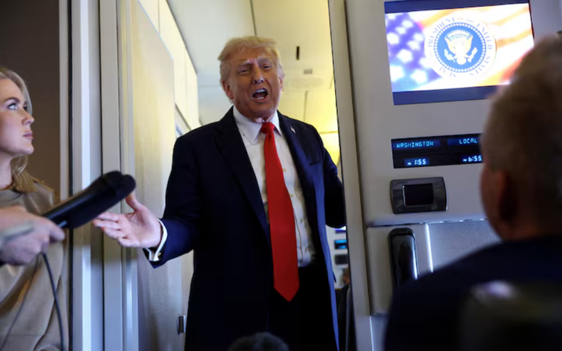 Tổng thống Mỹ Donald Trump phát biểu với các phóng viên trên chuyên cơ Không lực Một khi trở về từ chuyến thăm cấp nhà nước tới Anh, ngày 18/9. Ảnh: Reuters.