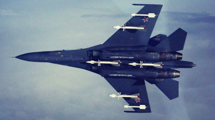 Chiến đấu cơ Su-27 với tên lửa R-27ER (ở giữa), R-27ET (giá treo bên trong) và tên lửa không đối không R-73. Ảnh: MW.