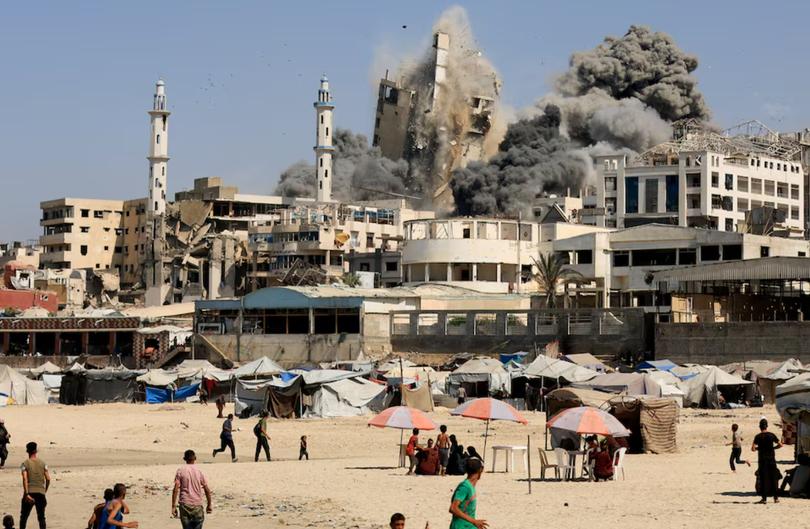 Khói bốc lên từ tòa tháp Al-Ghefari sau khi bị không kích bởi Israel. Ảnh: Reuters.