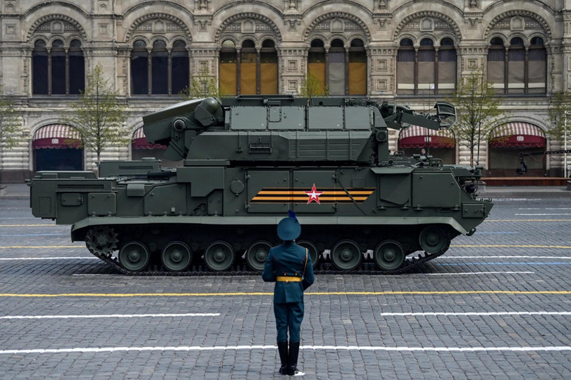 Hệ thống tên lửa đất đối không chiến thuật TOR-M2 của Nga diễu hành qua Quảng trường Đỏ trong cuộc duyệt binh Ngày Chiến thắng ở trung tâm Moscow vào ngày 9/5/2022. Ảnh: AFP.