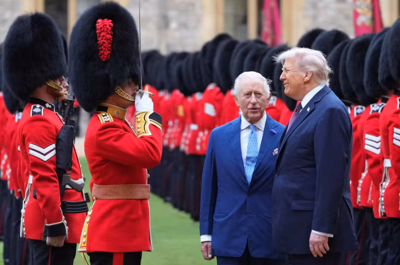 Tổng thống Mỹ Donald Trump và Vua Charles III của Anh duyệt đội danh dự sau khi đến Lâu đài Windsor ở Windsor, Anh ngày 17/9. Ảnh: Reuters.
