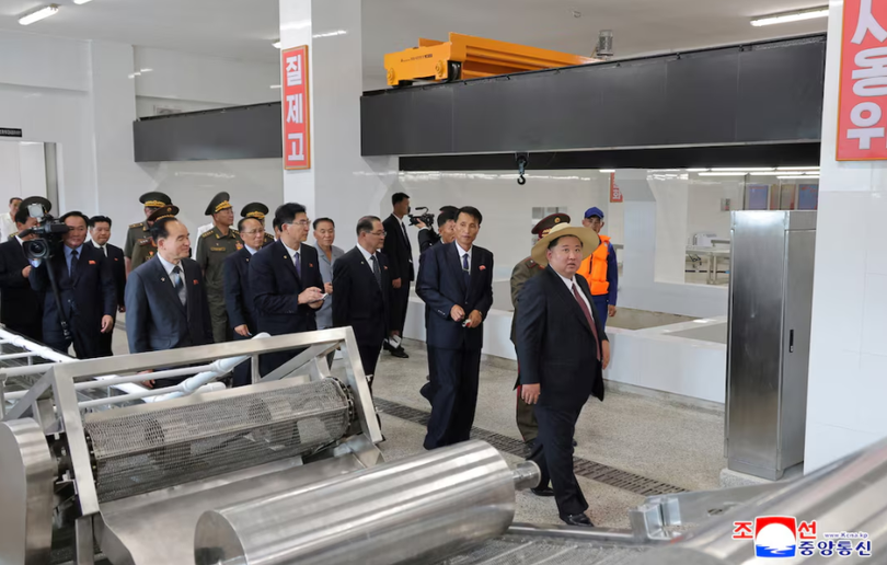 Nhà lãnh đạo Triều Tiên Kim Jong-un tham dự lễ khánh thành Nông trại ngoài khơi Quận Ragwon, Triều Tiên, trong bức ảnh do Thông tấn xã Trung ương Triều Tiên công bố ngày 31/8. Ảnh: KCNA.