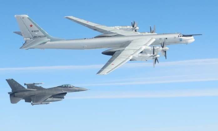 Tu-95MS Nga áp sát Alaska suốt 14 giờ F-16, F-35 được điều động khẩn để ngăn chặn 2.jpg