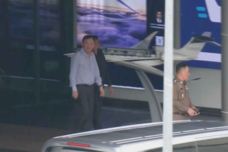 Cựu Thủ tướng Thaksin Shinawatra đi về phía xe của mình tại nhà ga máy bay riêng của sân bay Don Mueang, Bangkok, vào chiều 9/9. Ảnh: Bangkok Post.